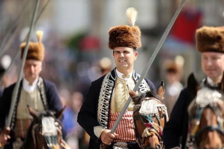 Povorka alkara i alkarskih momaka pro&scaron;la je centrom grada. Sinjska alka trči se u spomen na pobjedu naroda Cetinske krajine nad turskom vojskom 1715., i to prve nedjelje u kolovozu, a do sada se u svojoj povijesti duljoj od tri stoljeća to vite&scaron;ko natjecanje samo tri puta odrzavalo izvan Sinja - 1832. u Splitu, 1922. u Beogradu i 1946. godine u Zagrebu.
