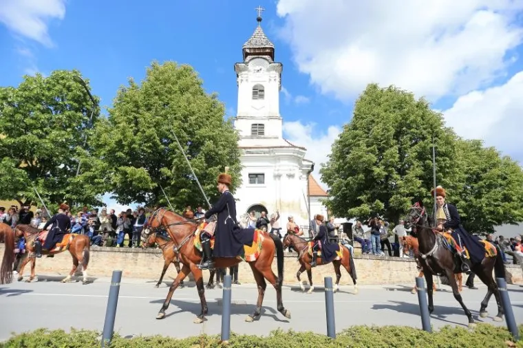 Povorka alkara i alkarskih momaka pro&scaron;la je centrom grada. Sinjska alka trči se u spomen na pobjedu naroda Cetinske krajine nad turskom vojskom 1715., i to prve nedjelje u kolovozu, a do sada se u svojoj povijesti duljoj od tri stoljeća to vite&scaron;ko natjecanje samo tri puta odrzavalo izvan Sinja - 1832. u Splitu, 1922. u Beogradu i 1946. godine u Zagrebu.