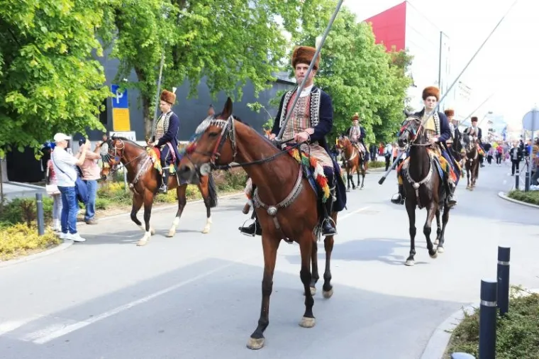 Povorka alkara i alkarskih momaka pro&scaron;la je centrom grada. Sinjska alka trči se u spomen na pobjedu naroda Cetinske krajine nad turskom vojskom 1715., i to prve nedjelje u kolovozu, a do sada se u svojoj povijesti duljoj od tri stoljeća to vite&scaron;ko natjecanje samo tri puta odrzavalo izvan Sinja - 1832. u Splitu, 1922. u Beogradu i 1946. godine u Zagrebu.