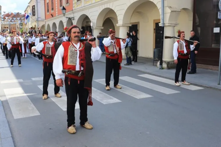 Povorka alkara i alkarskih momaka pro&scaron;la je centrom grada. Sinjska alka trči se u spomen na pobjedu naroda Cetinske krajine nad turskom vojskom 1715., i to prve nedjelje u kolovozu, a do sada se u svojoj povijesti duljoj od tri stoljeća to vite&scaron;ko natjecanje samo tri puta odrzavalo izvan Sinja - 1832. u Splitu, 1922. u Beogradu i 1946. godine u Zagrebu.