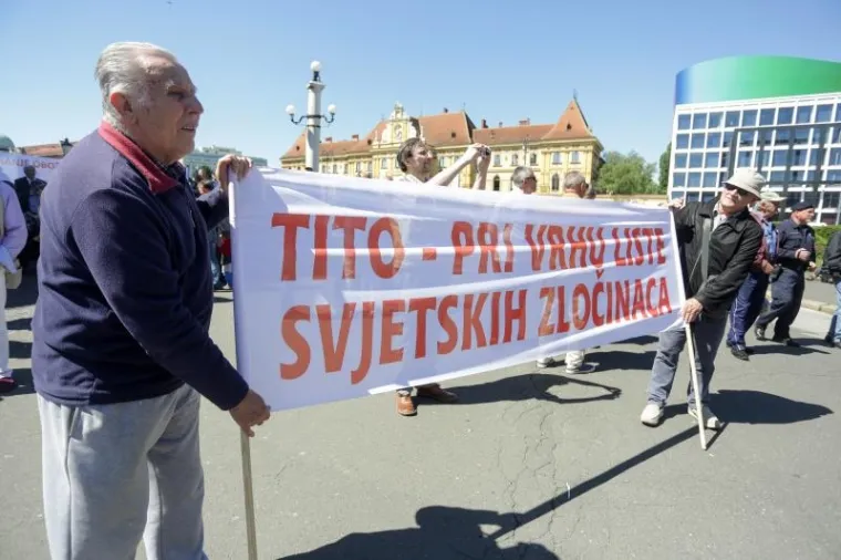 Javni prosvjed inicijative Krug za trg. Prosvjedom se od Gradske skup&scaron;tine Grada Zagreba jo&scaron; jednom traži promjena imena Trga mar&scaron;ala Tita.