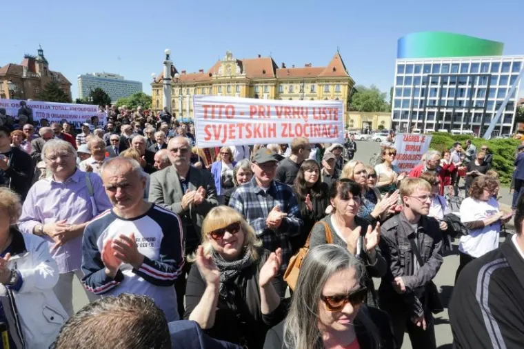 Javni prosvjed inicijative Krug za trg. Prosvjedom se od Gradske skup&scaron;tine Grada Zagreba jo&scaron; jednom traži promjena imena Trga mar&scaron;ala Tita.