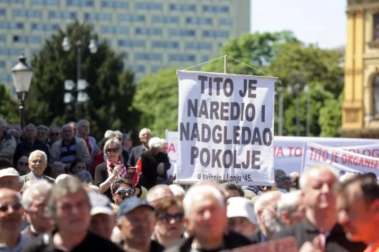 Javni prosvjed inicijative Krug za trg. Prosvjedom se od Gradske skup&scaron;tine Grada Zagreba jo&scaron; jednom traži promjena imena Trga mar&scaron;ala Tita.