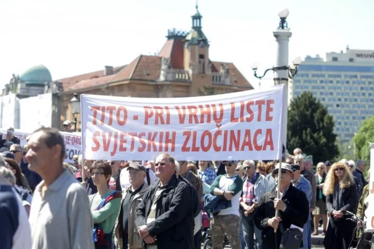 Javni prosvjed inicijative Krug za trg. Prosvjedom se od Gradske skup&scaron;tine Grada Zagreba jo&scaron; jednom traži promjena imena Trga mar&scaron;ala Tita.