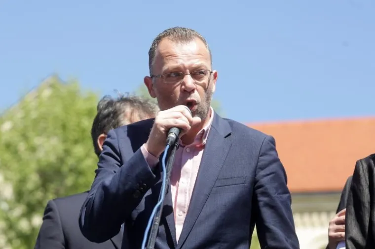 Javni prosvjed inicijative Krug za trg. Prosvjedom se od Gradske skup&scaron;tine Grada Zagreba jo&scaron; jednom traži promjena imena Trga mar&scaron;ala Tita.