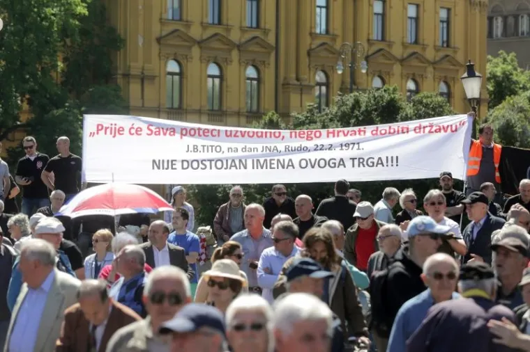 Javni prosvjed inicijative Krug za trg. Prosvjedom se od Gradske skup&scaron;tine Grada Zagreba jo&scaron; jednom traži promjena imena Trga mar&scaron;ala Tita.