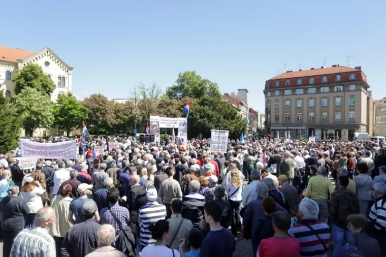 Javni prosvjed inicijative Krug za trg. Prosvjedom se od Gradske skup&scaron;tine Grada Zagreba jo&scaron; jednom traži promjena imena Trga mar&scaron;ala Tita.