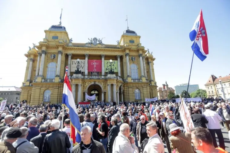 Javni prosvjed inicijative Krug za trg. Prosvjedom se od Gradske skup&scaron;tine Grada Zagreba jo&scaron; jednom traži promjena imena Trga mar&scaron;ala Tita.
