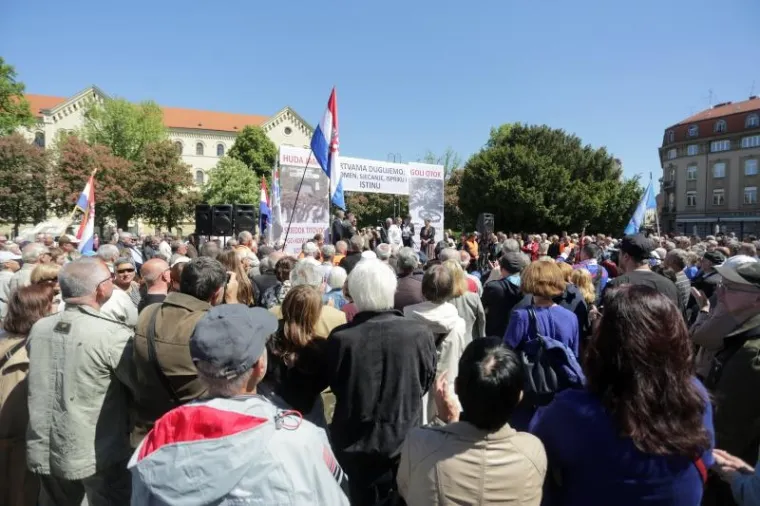 Javni prosvjed inicijative Krug za trg. Prosvjedom se od Gradske skup&scaron;tine Grada Zagreba jo&scaron; jednom traži promjena imena Trga mar&scaron;ala Tita.