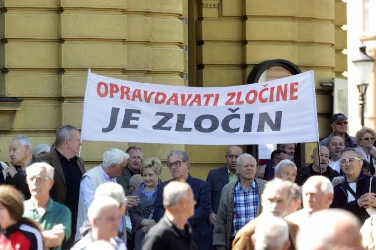 Javni prosvjed inicijative Krug za trg. Prosvjedom se od Gradske skup&scaron;tine Grada Zagreba jo&scaron; jednom traži promjena imena Trga mar&scaron;ala Tita.