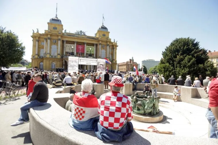 Javni prosvjed inicijative Krug za trg. Prosvjedom se od Gradske skup&scaron;tine Grada Zagreba jo&scaron; jednom traži promjena imena Trga mar&scaron;ala Tita.