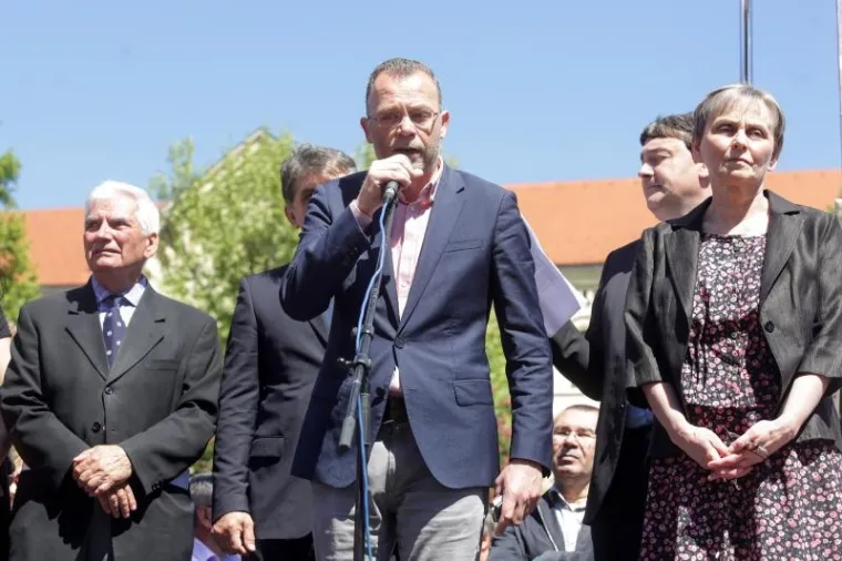 Javni prosvjed inicijative Krug za trg. Prosvjedom se od Gradske skup&scaron;tine Grada Zagreba jo&scaron; jednom traži promjena imena Trga mar&scaron;ala Tita.