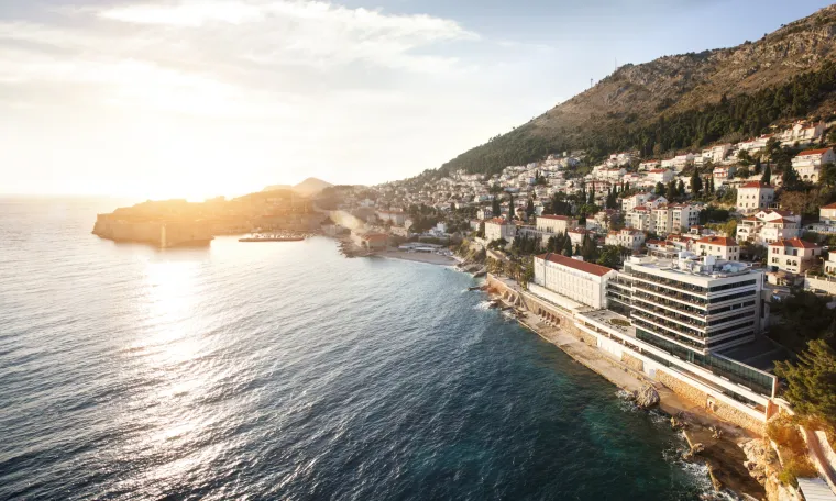 Dubrovački Hotel Excelsior danas je otvorio vrata nakon višemjesečne obnove, a u hotel su jutros stigli prvi gosti