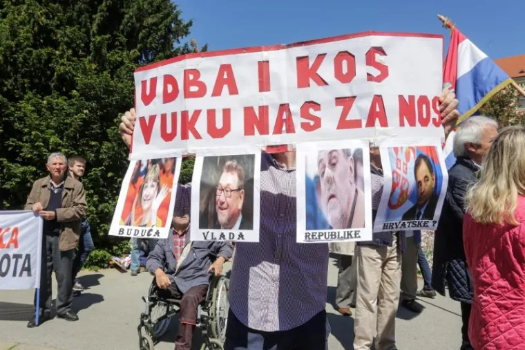 "Prosvjedom, u duhu Rezolucija Vijeća Europe o međunarodnoj osudi zločina totalitarnih komunističkih režima iz 2006. godine te Deklaracije Hrvatskog sabora o osudi zločina komunističkog poretka u Hrvatskoj, želimo maknuti komunističke simbole, a ne čekati još deset godina da se to učini", istaknuo je bivši zastupnik u Hrvatskom saboru Ante Beljo.
Rekao je da se trebaju ukloniti obilježja sva tri totalitaristička obilježja - nacistička, fašistička i komunistička. Spornu je ploču poginulim pripadnicima HOS-a u Jasenovcu, na kojoj je u okviru žiga HOS-a ustaški pozdrav "Za dom spremni" izdvojio, kazavši kako je to obilježje vezano uz Domovinski rat.
"Ono je bilo sastavni dio jedinica koje su se borile za samostalnu Hrvatsku, a sam izraz 'za dom spremni' ima i današnja ruska vojska i drugi narodi. Ako je netko u određenom režimu upotrebljavao to ime, nije to ime samim tim zlo. Svi su režimi uzimali imena i slogane koji su im u to vrijeme odgovarali. To uopće nije ideološki slogan koji ima ideološko značenje", kazao je.
Među zastavama koje su prosvjednici nosili mogla se vidjeti i zastava HOS-a.