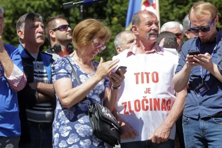 HASANBEGOVIĆ, ESIH I GLASNOVIĆ DOČEKANI OVACIJAMA NA PROSVJEDU: 'Svi uz Krista protiv komunista!'