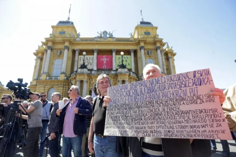 HASANBEGOVIĆ, ESIH I GLASNOVIĆ DOČEKANI OVACIJAMA NA PROSVJEDU: 'Svi uz Krista protiv komunista!'