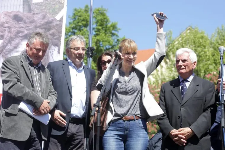 Prema procjenama policije okupilo se oko 1500 ljudi. Na brojnim transparentima mogla su se i&scaron;čitati stajali&scaron;ta prosvjednika: "Civilizacijska sramota", "Tito je naredio i nadgledao zločine", "Žrtvama dugujemo spomen, sjećanje, ispriku i istinu", "Komunistički zločini nisu antifa&scaron;izam", "Opravdati zločin je zločin", "Huda jama-svjedok Titovog komunističkog sotonizma". "Zajedno ćemo promijeniti ime ovog trga", okupljenima su poručili zastupnici Hasanbegović, Esih i Glasnović. "Skinut ćemo ga zajedno", rekla je Esih. "Narod je najveća snaga, zato se držimo zajedno i rezultat neće izostati, sada i u budućnosti", kazala je.