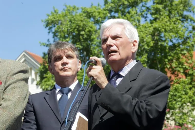 HASANBEGOVIĆ, ESIH I GLASNOVIĆ DOČEKANI OVACIJAMA NA PROSVJEDU: 'Svi uz Krista protiv komunista!'