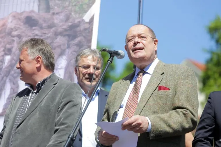 HASANBEGOVIĆ, ESIH I GLASNOVIĆ DOČEKANI OVACIJAMA NA PROSVJEDU: 'Svi uz Krista protiv komunista!'