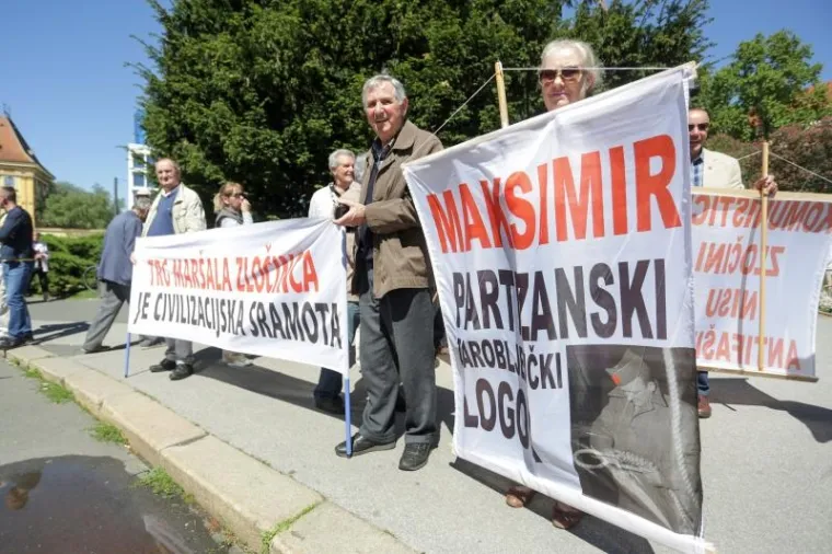 HASANBEGOVIĆ, ESIH I GLASNOVIĆ DOČEKANI OVACIJAMA NA PROSVJEDU: 'Svi uz Krista protiv komunista!'