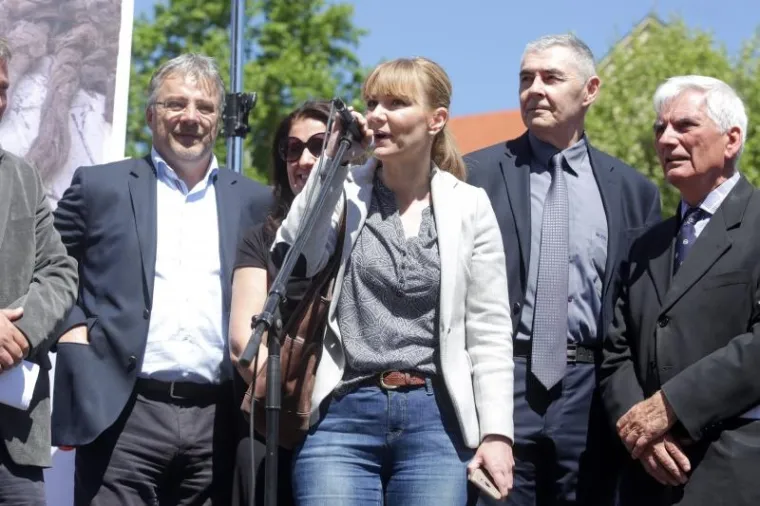 HASANBEGOVIĆ, ESIH I GLASNOVIĆ DOČEKANI OVACIJAMA NA PROSVJEDU: 'Svi uz Krista protiv komunista!'