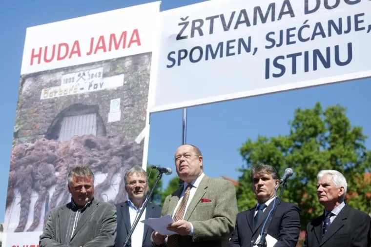 HASANBEGOVIĆ, ESIH I GLASNOVIĆ DOČEKANI OVACIJAMA NA PROSVJEDU: 'Svi uz Krista protiv komunista!'