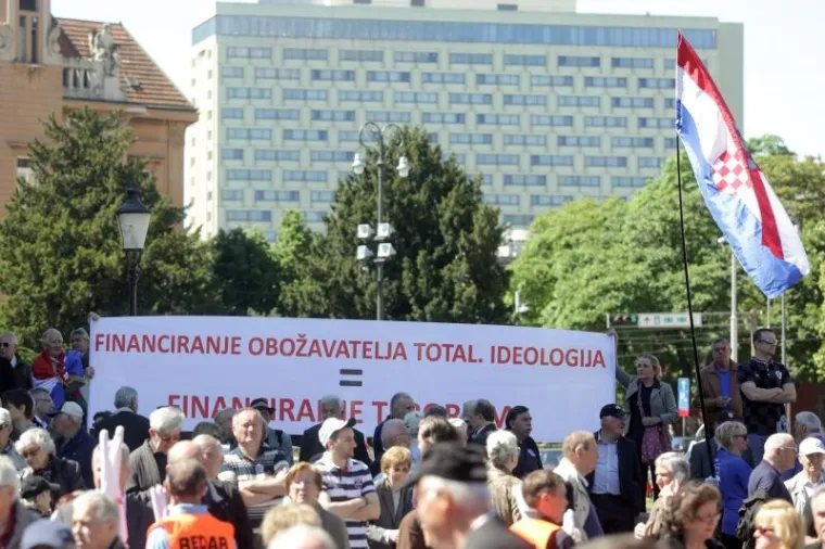 HASANBEGOVIĆ, ESIH I GLASNOVIĆ DOČEKANI OVACIJAMA NA PROSVJEDU: 'Svi uz Krista protiv komunista!'