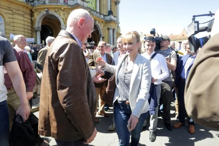 HASANBEGOVIĆ, ESIH I GLASNOVIĆ DOČEKANI OVACIJAMA NA PROSVJEDU: 'Svi uz Krista protiv komunista!'