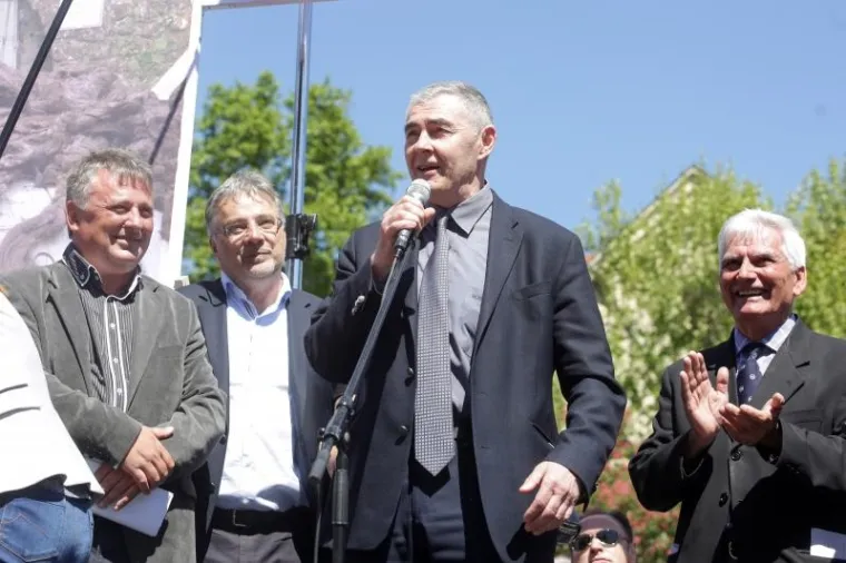 HASANBEGOVIĆ, ESIH I GLASNOVIĆ DOČEKANI OVACIJAMA NA PROSVJEDU: 'Svi uz Krista protiv komunista!'