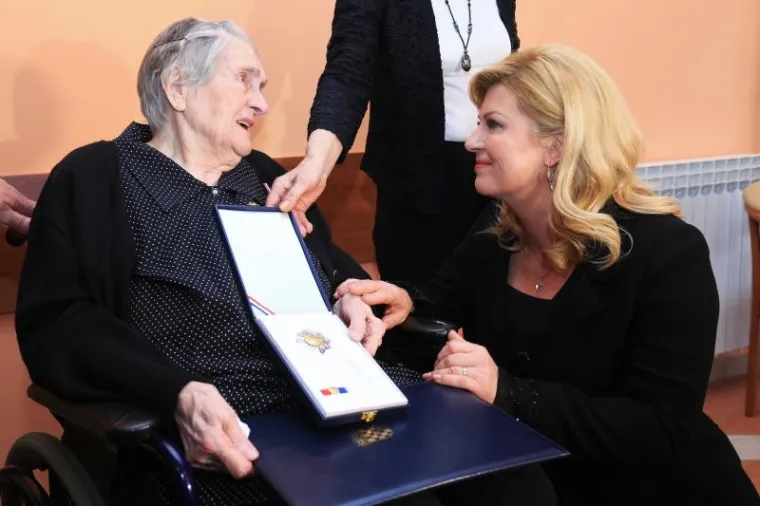 Predsjednica Republike Kolinda Grabar Kitarović, koja će u Vukovaru poslijepodne nazočiti Svečanoj sinjskoj alci, posjetila je Dom za starije i nemoćne Vukovar te majci u Domovinskom ratu poginulog vukovarskog generala Blage Zadre, 97-godišnjoj Milki Zadro uručila odlikovanje s Redom Danice hrvatske s likom Katarine Zrinske.
"Čast mi je uručiti vam ovo odličje za sve što ste učinili kao majka i žena, kao netko tko je ne samo odgojio Blagu Zadru već tko je u svojoj zajednici pokazao kako se voli Hrvatska, kako se bori za Hrvatsku i kako se gradi budućnost", kazala je Grabar Kutarović uručujući odlikovanje Milki Zadro koja se nalazi u vukovarskom Domu za starije i nemoćne.
U ime obitelji Zadro, na odličju se zahvalio brat Blage Zadre, Stanko Zadro. 
Tijekom poslijepodneva predsjednica Kolinda Grabar Kitarović bit će nazočna Vojvodinom prijemu u Dvorcu Eltz, a potom i Svečanoj Sinjskoj alci koja će se trčati u Županijskoj ulici u Vukovaru.