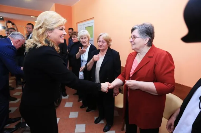 'ČAST MI JE URUČITI VAM OVO ODLIČJE': Predsjednica odlikovala Milku Zadro, majku legendarnog vukovarskog generala