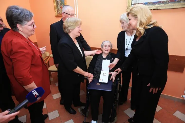 'ČAST MI JE URUČITI VAM OVO ODLIČJE': Predsjednica odlikovala Milku Zadro, majku legendarnog vukovarskog generala