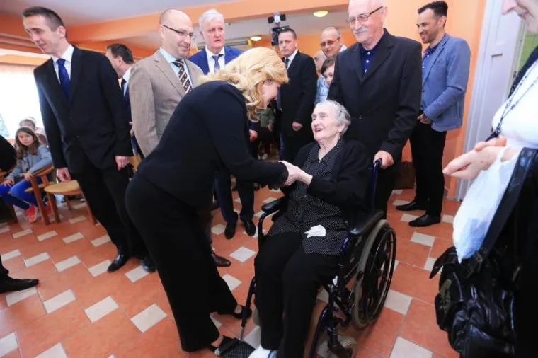 'ČAST MI JE URUČITI VAM OVO ODLIČJE': Predsjednica odlikovala Milku Zadro, majku legendarnog vukovarskog generala