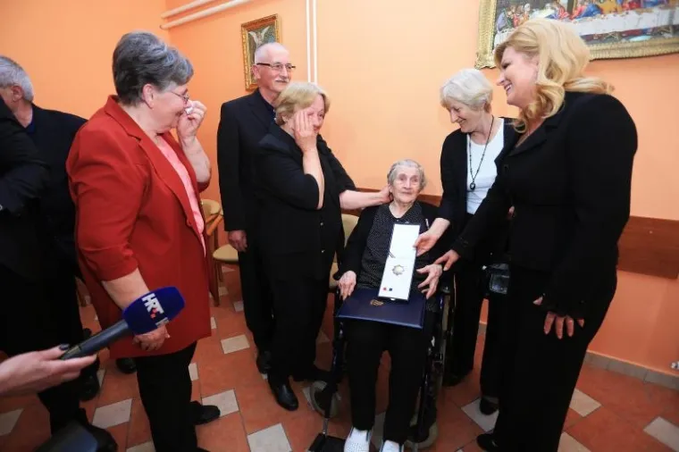 'ČAST MI JE URUČITI VAM OVO ODLIČJE': Predsjednica odlikovala Milku Zadro, majku legendarnog vukovarskog generala