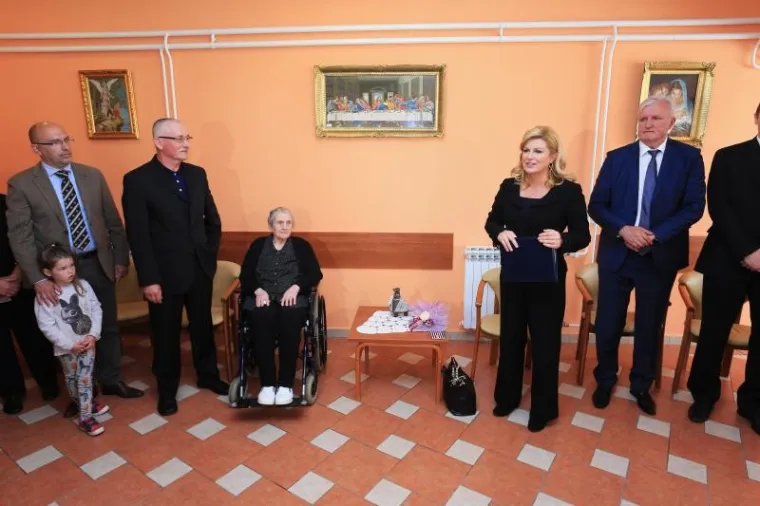 'ČAST MI JE URUČITI VAM OVO ODLIČJE': Predsjednica odlikovala Milku Zadro, majku legendarnog vukovarskog generala