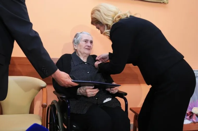 'ČAST MI JE URUČITI VAM OVO ODLIČJE': Predsjednica odlikovala Milku Zadro, majku legendarnog vukovarskog generala