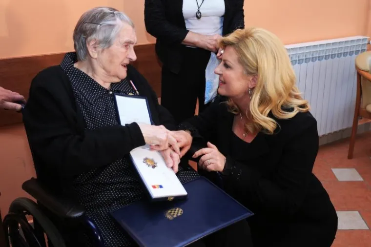 'ČAST MI JE URUČITI VAM OVO ODLIČJE': Predsjednica odlikovala Milku Zadro, majku legendarnog vukovarskog generala