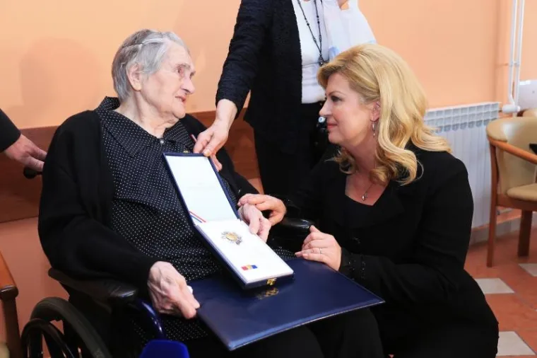 'ČAST MI JE URUČITI VAM OVO ODLIČJE': Predsjednica odlikovala Milku Zadro, majku legendarnog vukovarskog generala