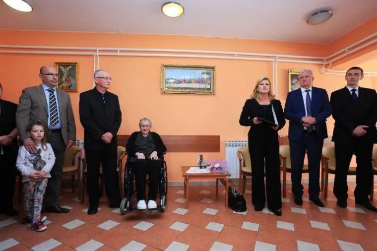 'ČAST MI JE URUČITI VAM OVO ODLIČJE': Predsjednica odlikovala Milku Zadro, majku legendarnog vukovarskog generala