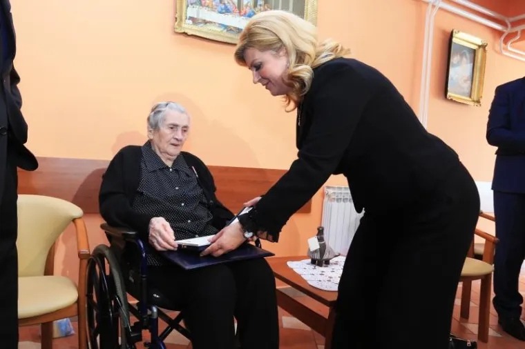'ČAST MI JE URUČITI VAM OVO ODLIČJE': Predsjednica odlikovala Milku Zadro, majku legendarnog vukovarskog generala