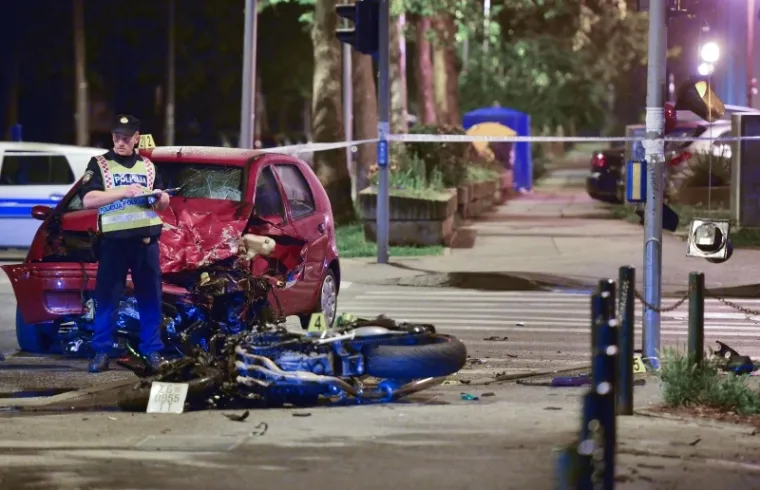Jedna je osoba smrtno stradala u sudaru osobnog automobila i motocikla