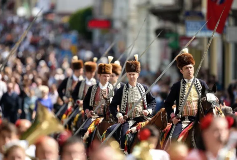 SVEČANA ALKARSKA POVORKA PROŠLA CENTROM VUKOVARA: Alkari i alkarski momci spremni na viteško natjecanje u gradu heroju