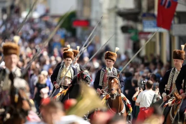 SVEČANA ALKARSKA POVORKA PROŠLA CENTROM VUKOVARA: Alkari i alkarski momci spremni na viteško natjecanje u gradu heroju