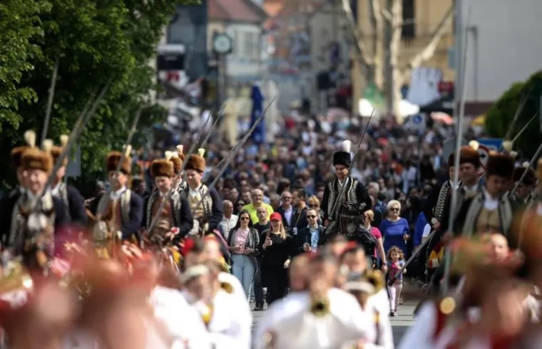 SVEČANA ALKARSKA POVORKA PROŠLA CENTROM VUKOVARA: Alkari i alkarski momci spremni na viteško natjecanje u gradu heroju