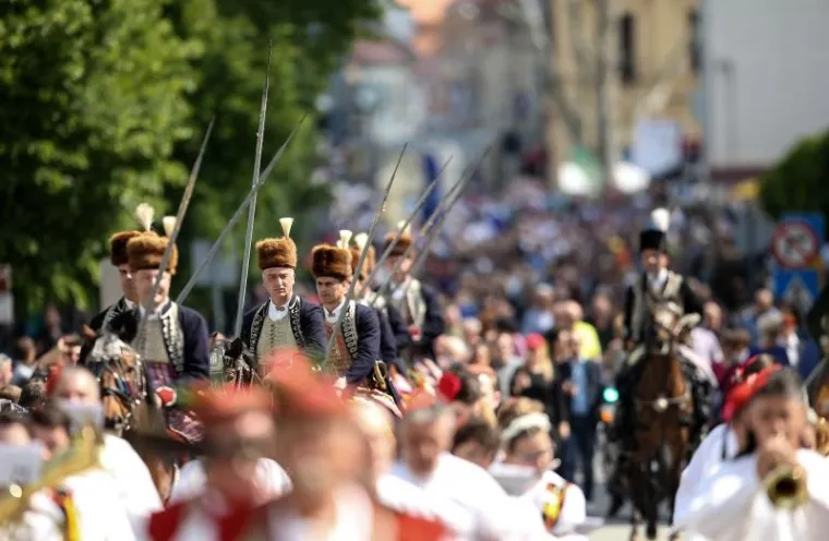 SVEČANA ALKARSKA POVORKA PROŠLA CENTROM VUKOVARA: Alkari i alkarski momci spremni na viteško natjecanje u gradu heroju