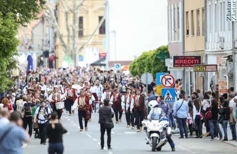 SVEČANA ALKARSKA POVORKA PROŠLA CENTROM VUKOVARA: Alkari i alkarski momci spremni na viteško natjecanje u gradu heroju