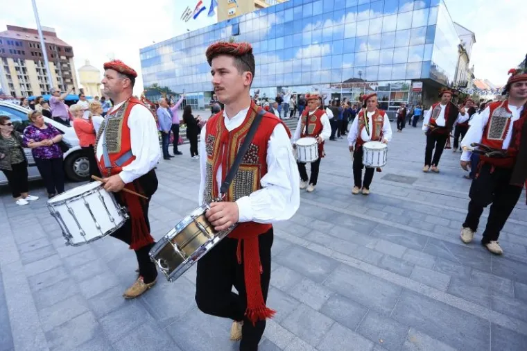 SVEČANA ALKARSKA POVORKA PROŠLA CENTROM VUKOVARA: Alkari i alkarski momci spremni na viteško natjecanje u gradu heroju