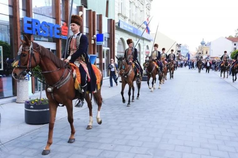 SVEČANA ALKARSKA POVORKA PROŠLA CENTROM VUKOVARA: Alkari i alkarski momci spremni na viteško natjecanje u gradu heroju
