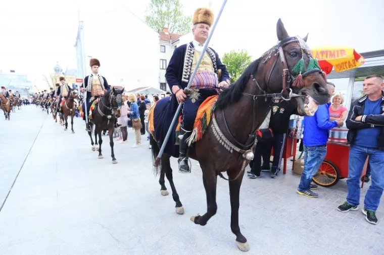 SVEČANA ALKARSKA POVORKA PRO&Scaron;LA CENTROM VUKOVARA: Alkari i alkarski momci spremni na vite&scaron;ko natjecanje u gradu heroju