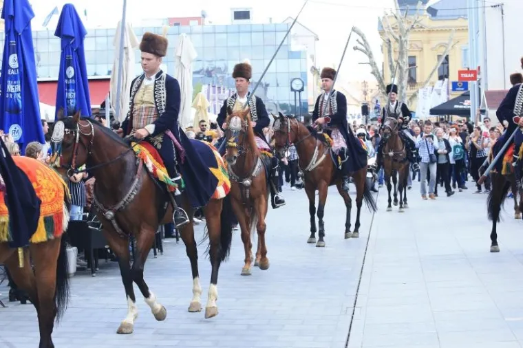 SVEČANA ALKARSKA POVORKA PRO&Scaron;LA CENTROM VUKOVARA: Alkari i alkarski momci spremni na vite&scaron;ko natjecanje u gradu heroju